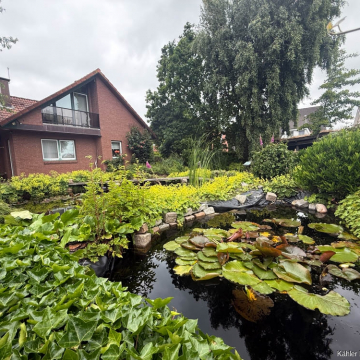 Blick über den Teich auf das Haus Blick über den Teich auf das Haus
