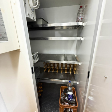 Hauswirtschaftsraum mit großem Kühlgerät Hauswirtschaftsraum mit großem Kühlgerät